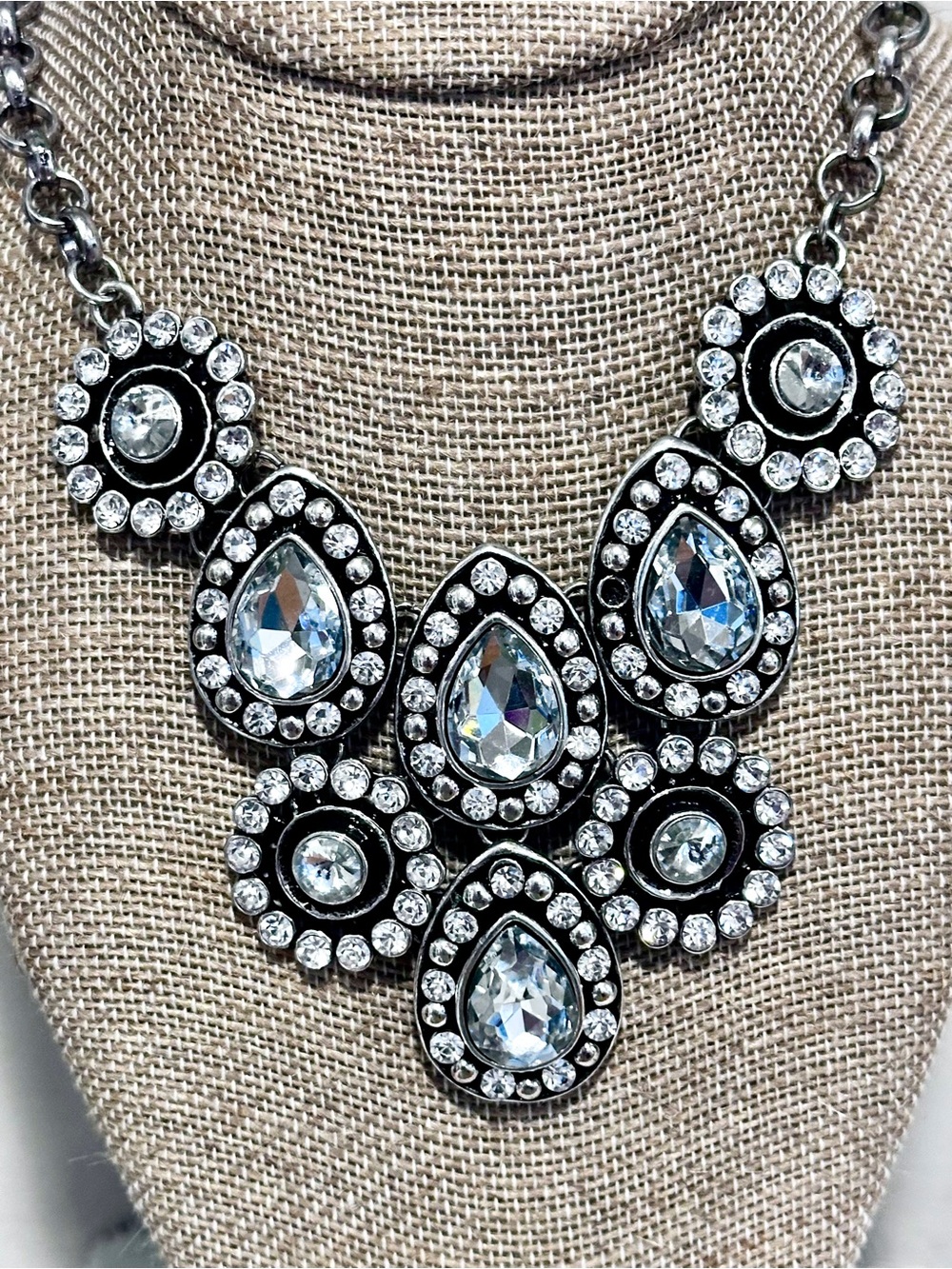 🩶Large Crystal Teardrop Statement Necklace in Glass, Rhinestone&Silver Tone🩶
